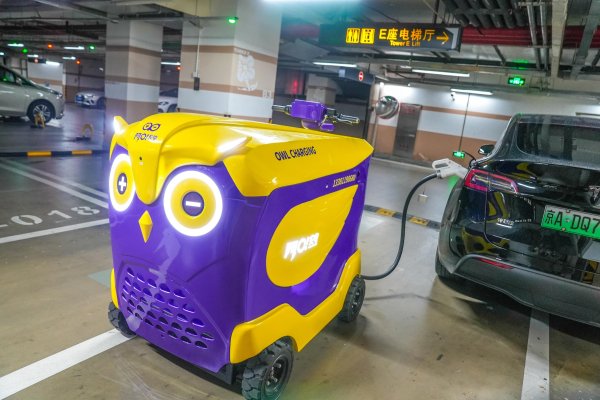 多赢策略 “车找桩”变“桩找车”，金隅环贸中心有了充电机器人服务