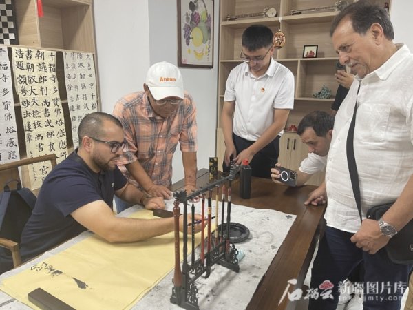 优股配资 “我要把这份美好的记忆带回阿尔及利亚”——阿尔及利亚媒体学者代表团参访新疆