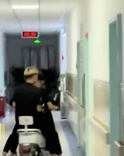 益牛网 河南舞钢“鬼火少年”为耍帅骑电动车夜闯医院，妇产科就在走廊附近，医院：正在整改