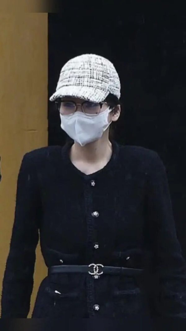 启点优配 有没有一种可能, 她不叫杨兰兰, 而是叫阳岚蓝呢?