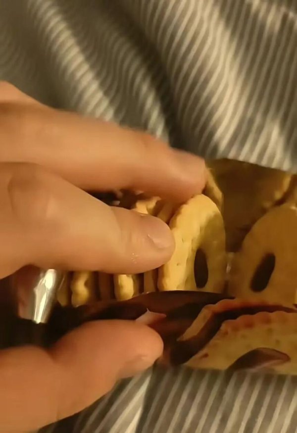 驰盈策略 “王子饼干”内部镂空图案各异巧克力含量不同？网友称“盾形量最多”，回应：差异不大